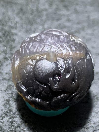 精美高润度俏色三彩蒙料战国红玛瑙雕刻祥云团龙珠子一颗， 精美高润度俏色三彩蒙料战国红玛瑙雕刻祥云团龙珠子一颗，