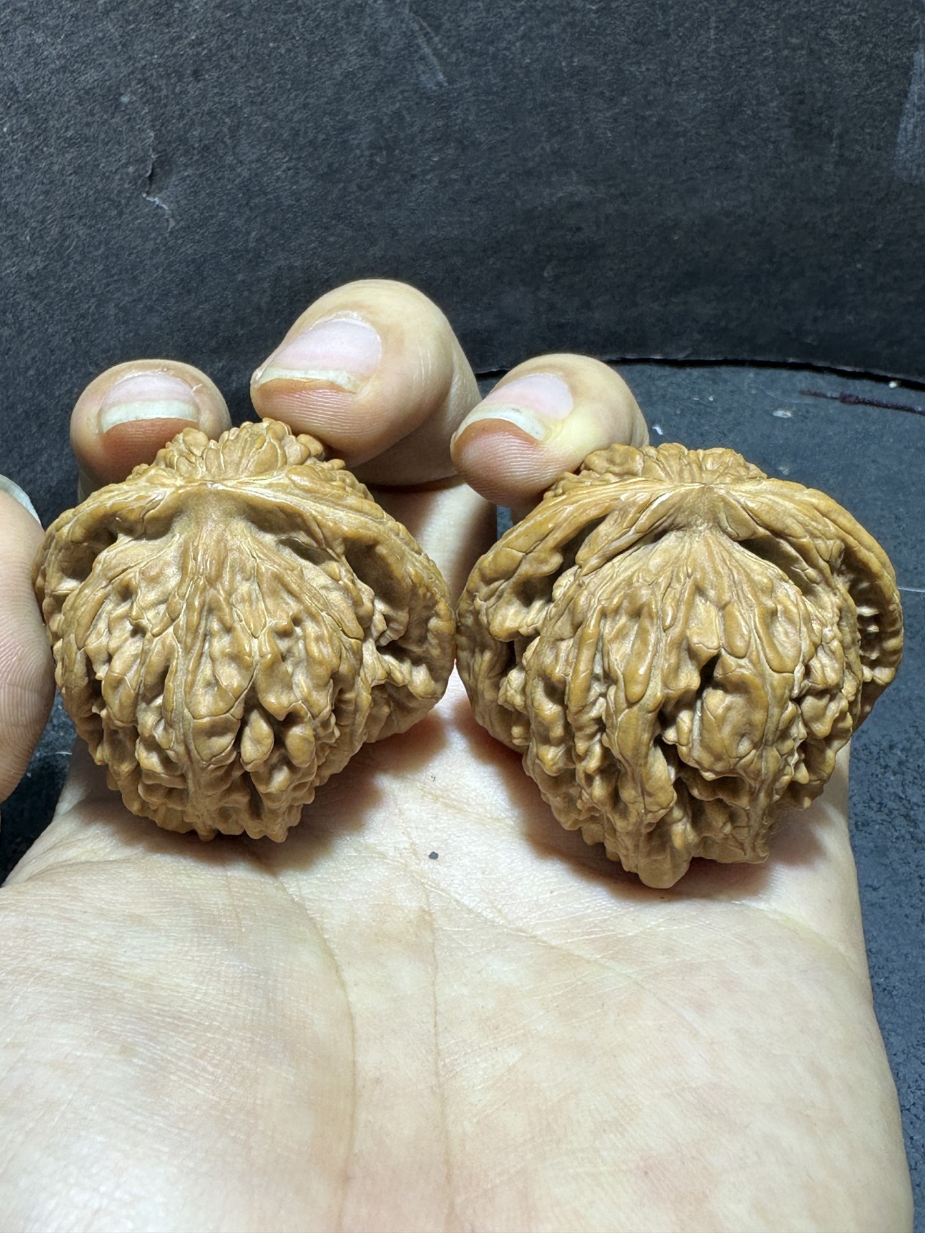 精美四座楼狮子头文玩核桃一对
