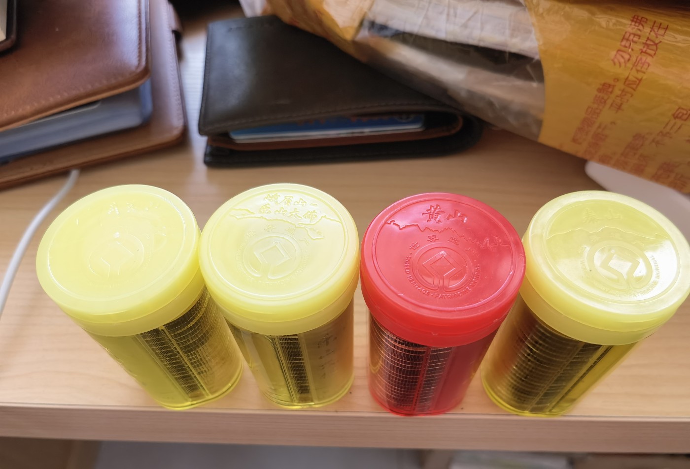 和八月说再见 泰山，武夷山，黄山，峨眉山纪念币4桶原卷。每桶面值100元。