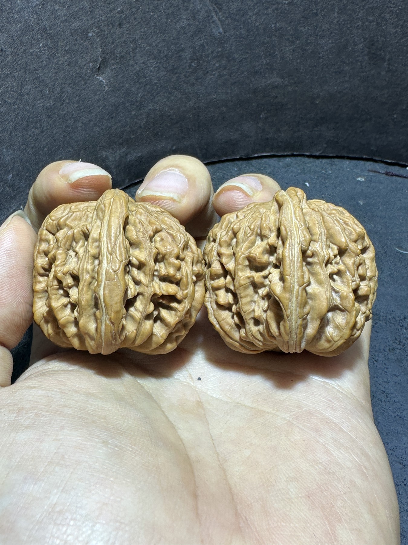 精美四座楼狮子头文玩核桃一对