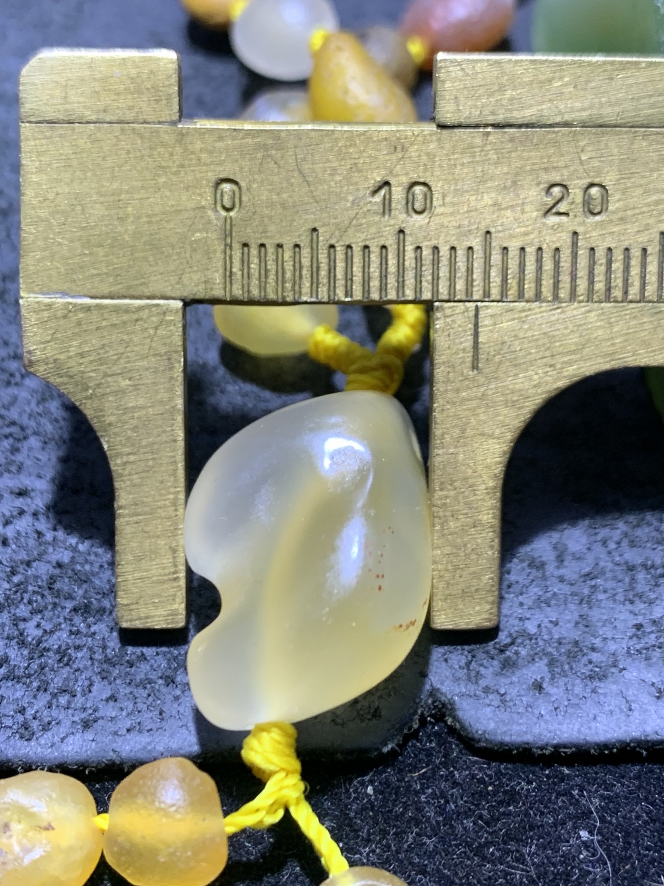 精美天然阿拉善108彩珠玛瑙项链(手串)一条，