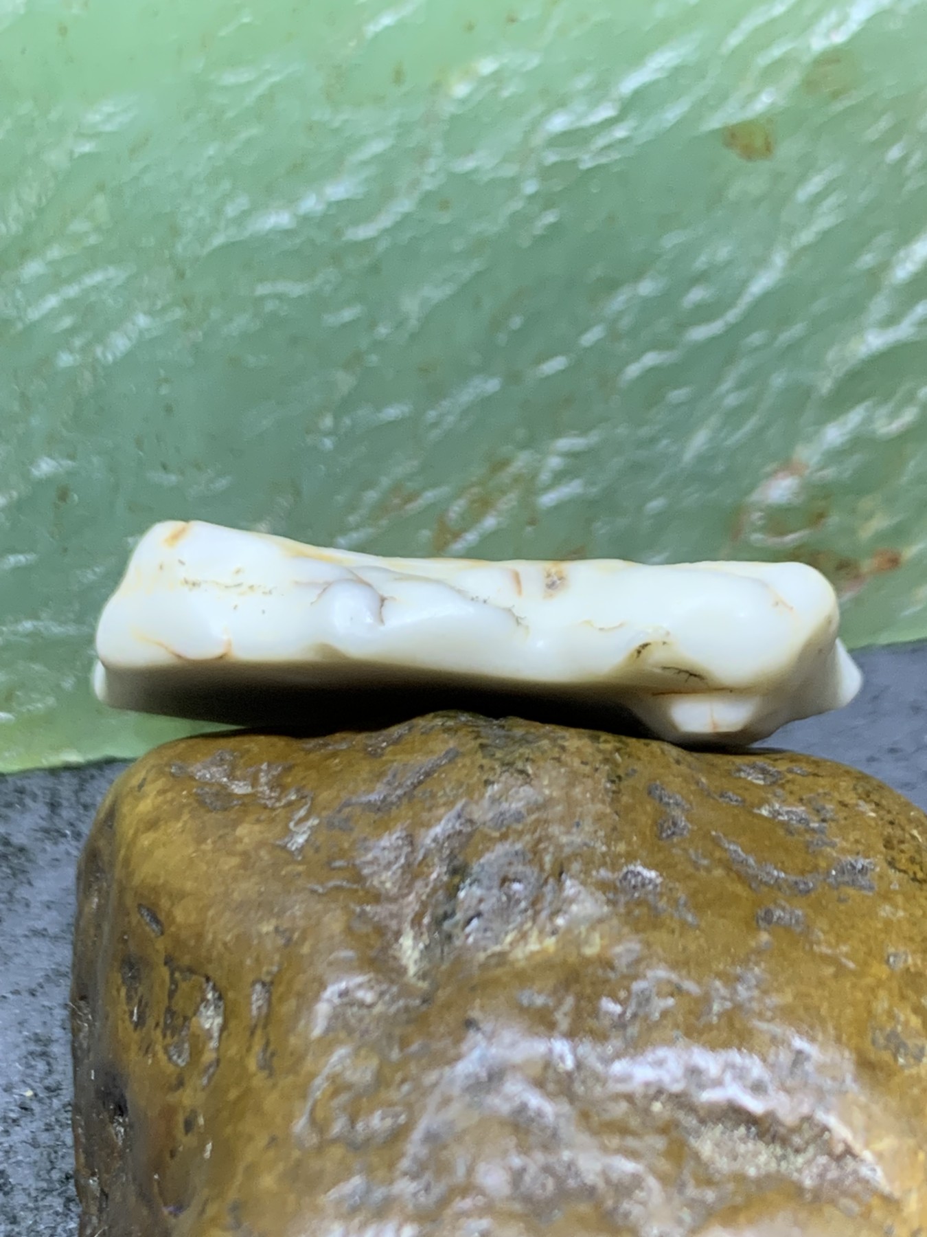 精美戈壁彩玉手工俏色巧雕佛字原石吊坠一个！