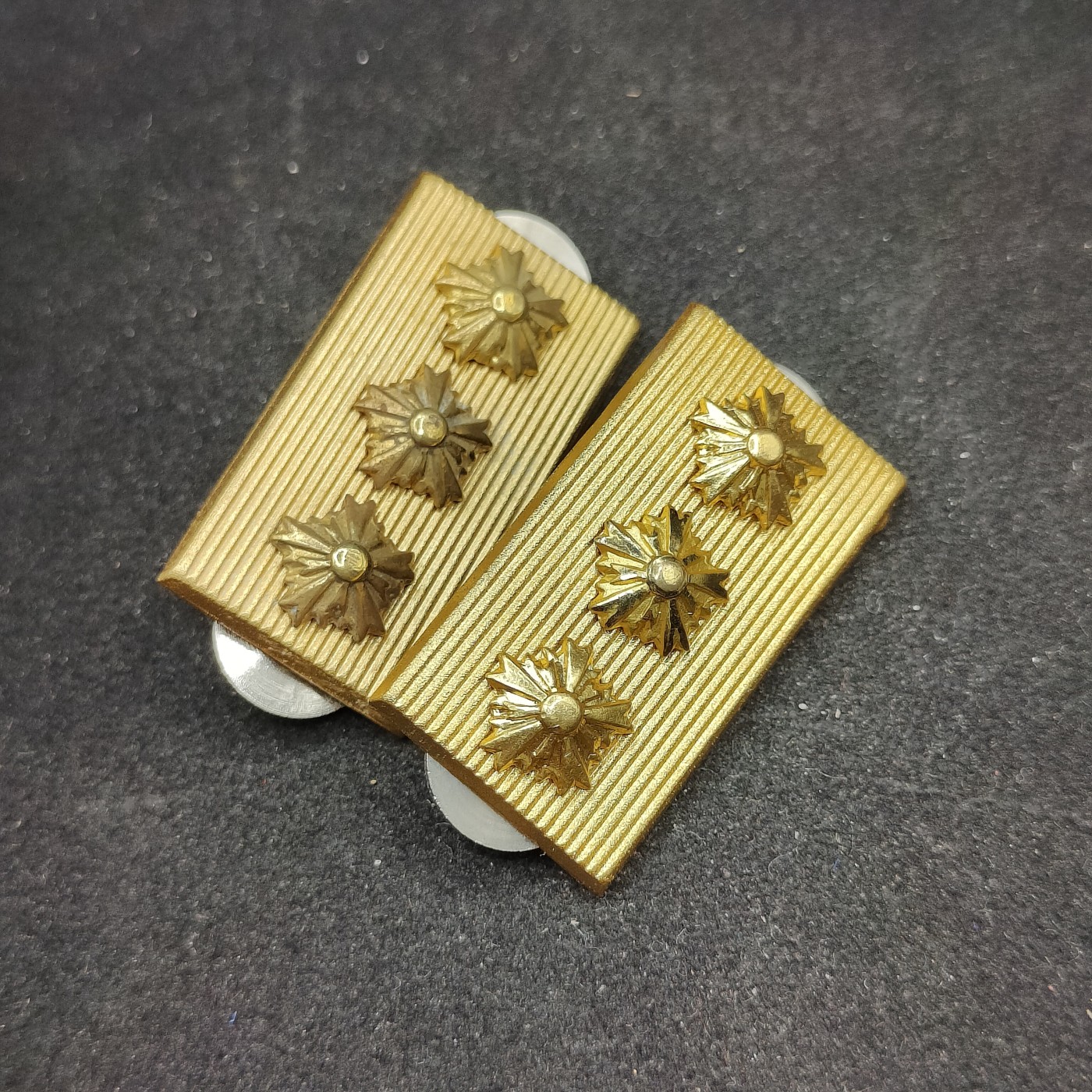 全场0元起拍 第85期 咸鱼国勋章拍卖专场 8月27日（周日）下午6：00开始 日本昭43年式警视监领章