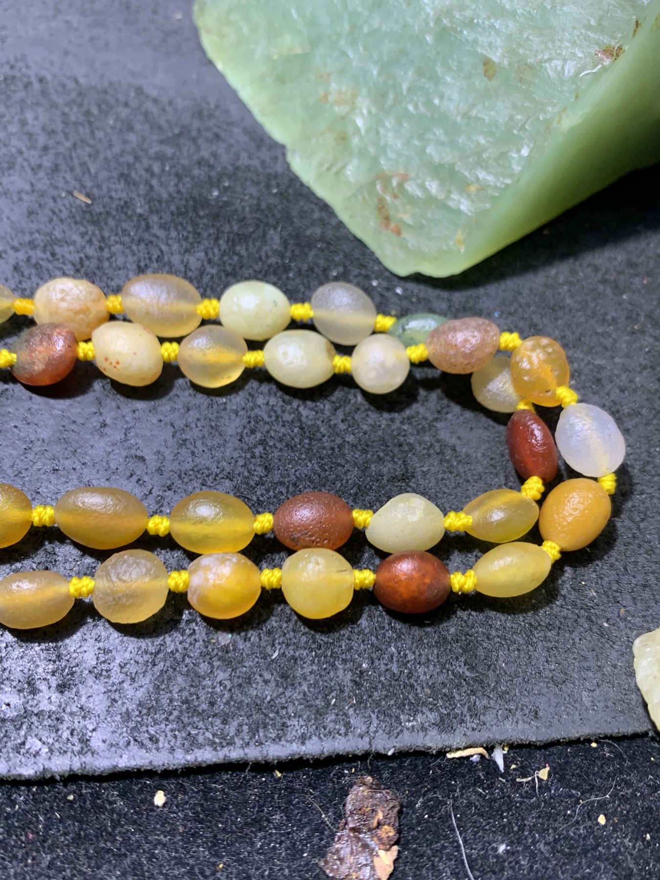 精美天然阿拉善108彩珠玛瑙项链(手串)一条，