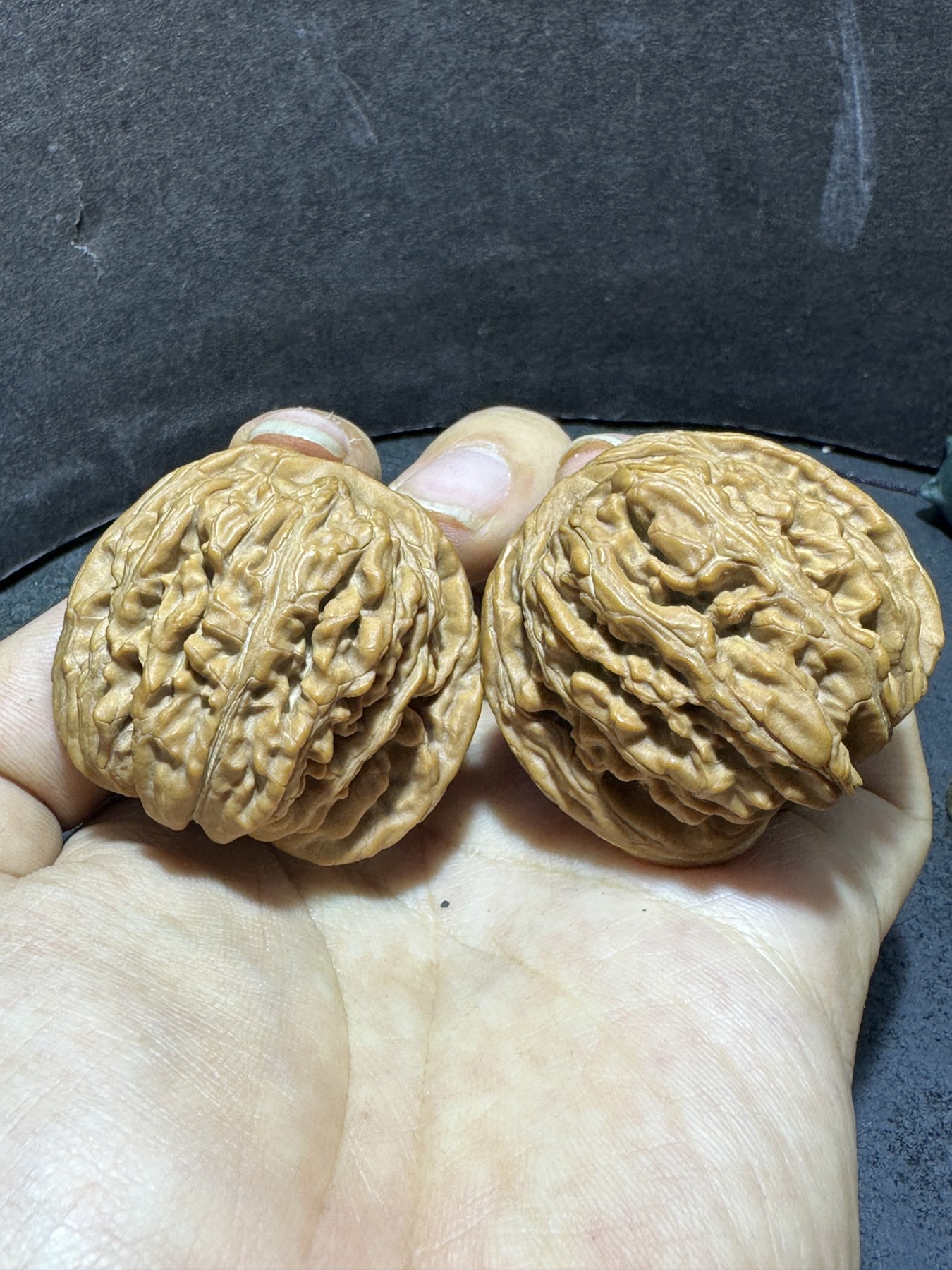精美四座楼狮子头文玩核桃一对