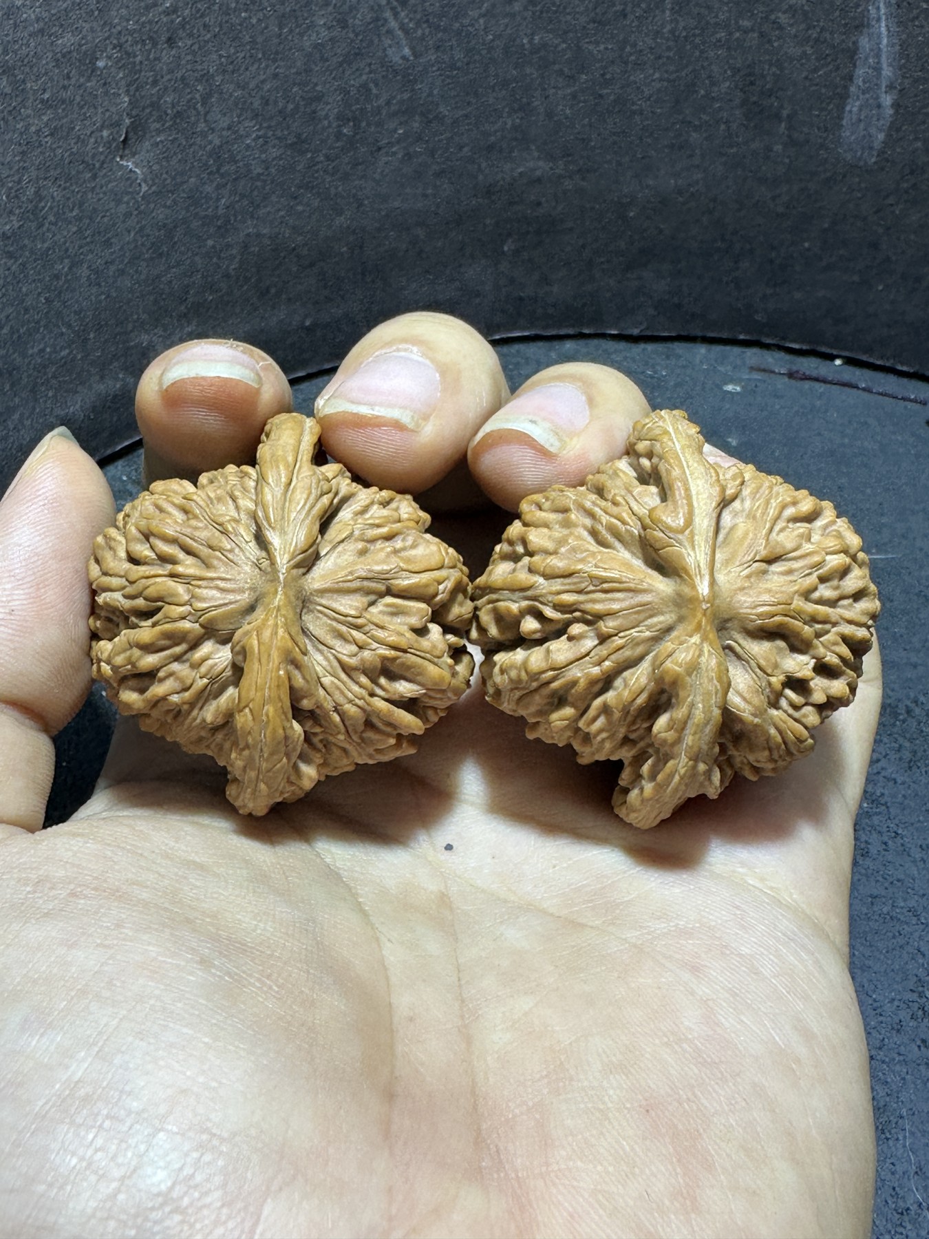 精美四座楼狮子头文玩核桃一对