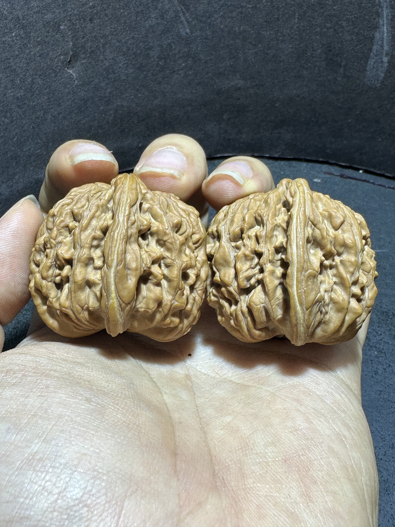 精美四座楼狮子头文玩核桃一对