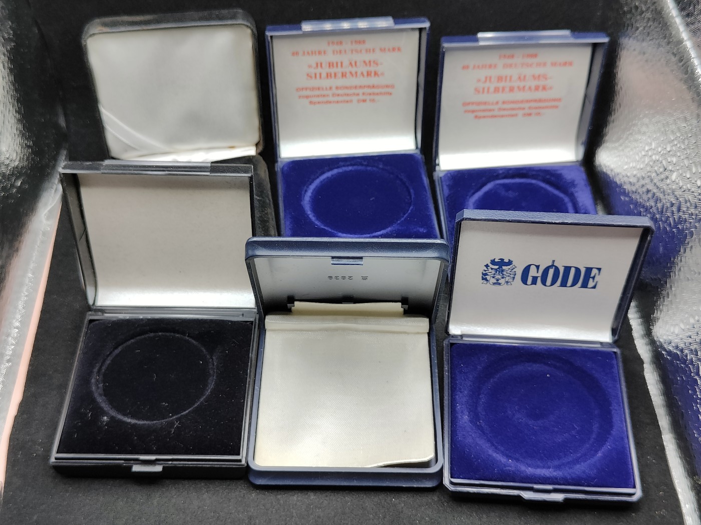 全场0元起拍 第85期 咸鱼国勋章拍卖专场 8月27日（周日）下午6：00开始 纪念章空盒一组