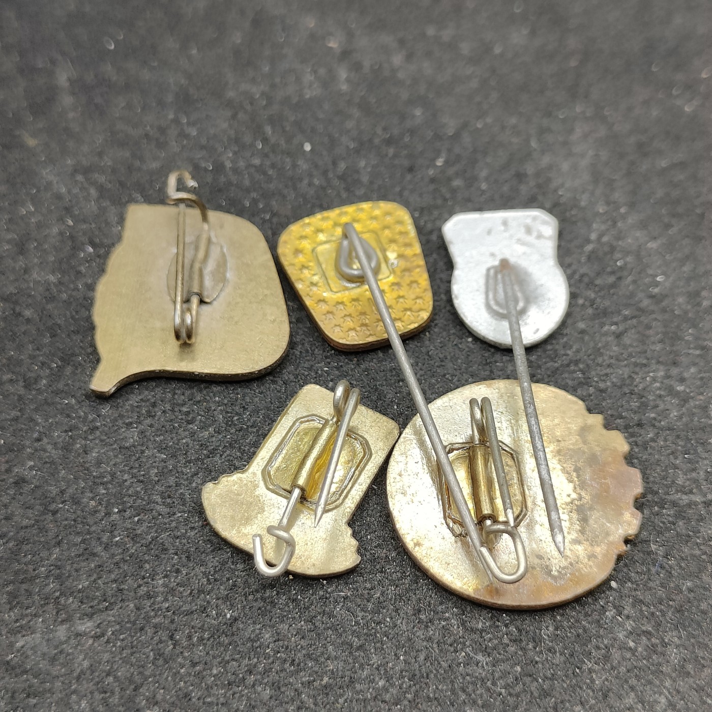 全场0元起拍 第85期 咸鱼国勋章拍卖专场 8月27日（周日）下午6：00开始 东德徽章一组五个