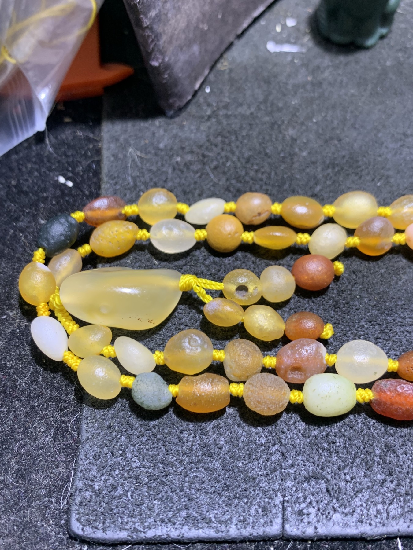 精美天然阿拉善108彩珠玛瑙项链(手串)一条，