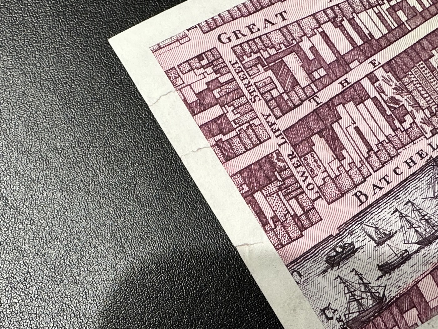 《外钞收藏家》第三百三十期 1981年爱尔兰10镑 有4个小裂口 品相如图