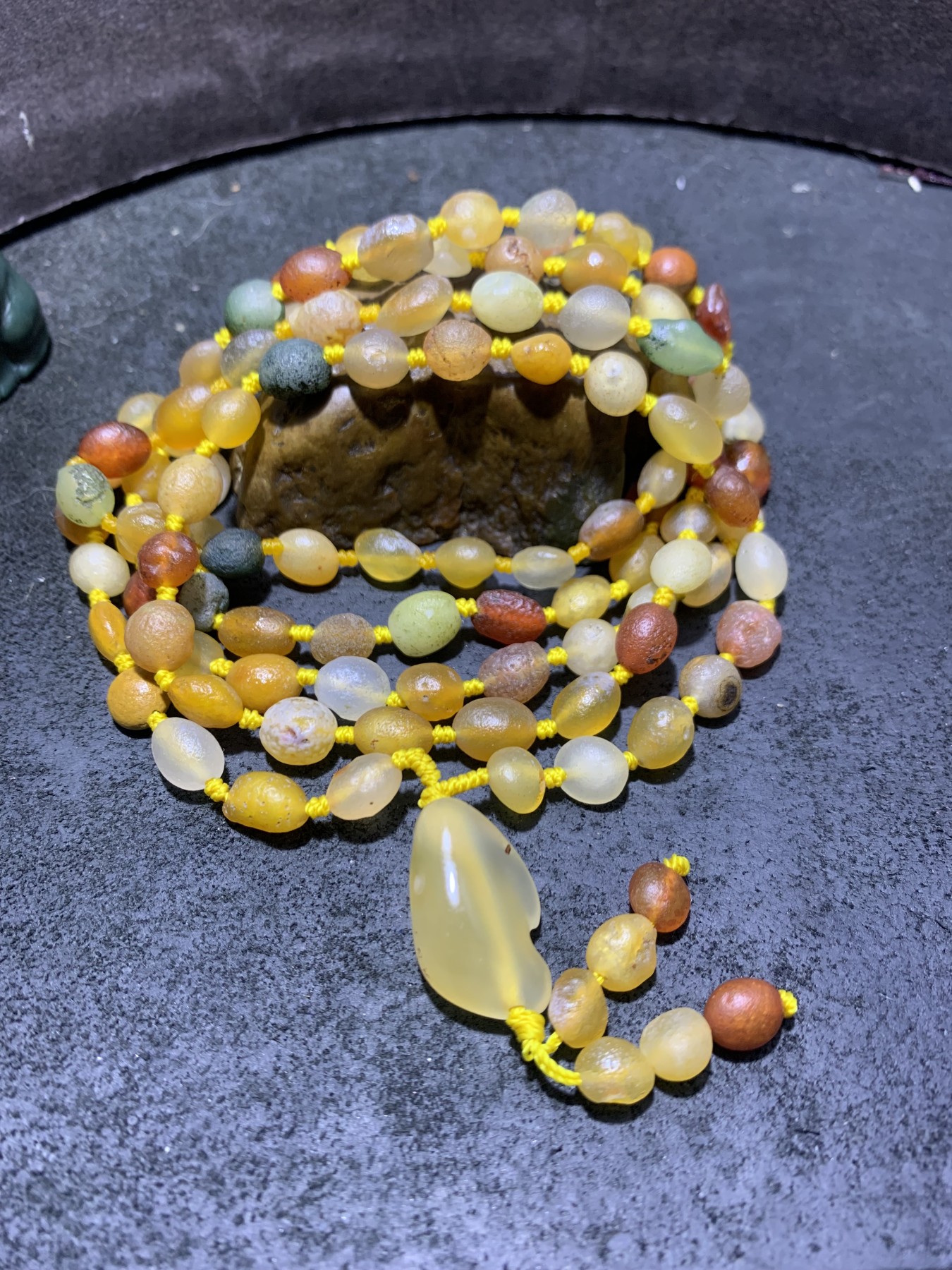 精美天然阿拉善108彩珠玛瑙项链(手串)一条，