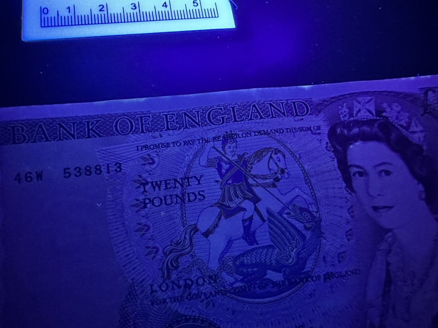 《外钞收藏家》第三百三十期 荧光D序列20镑 UNC-边角轻微痕 轻微荧光反应