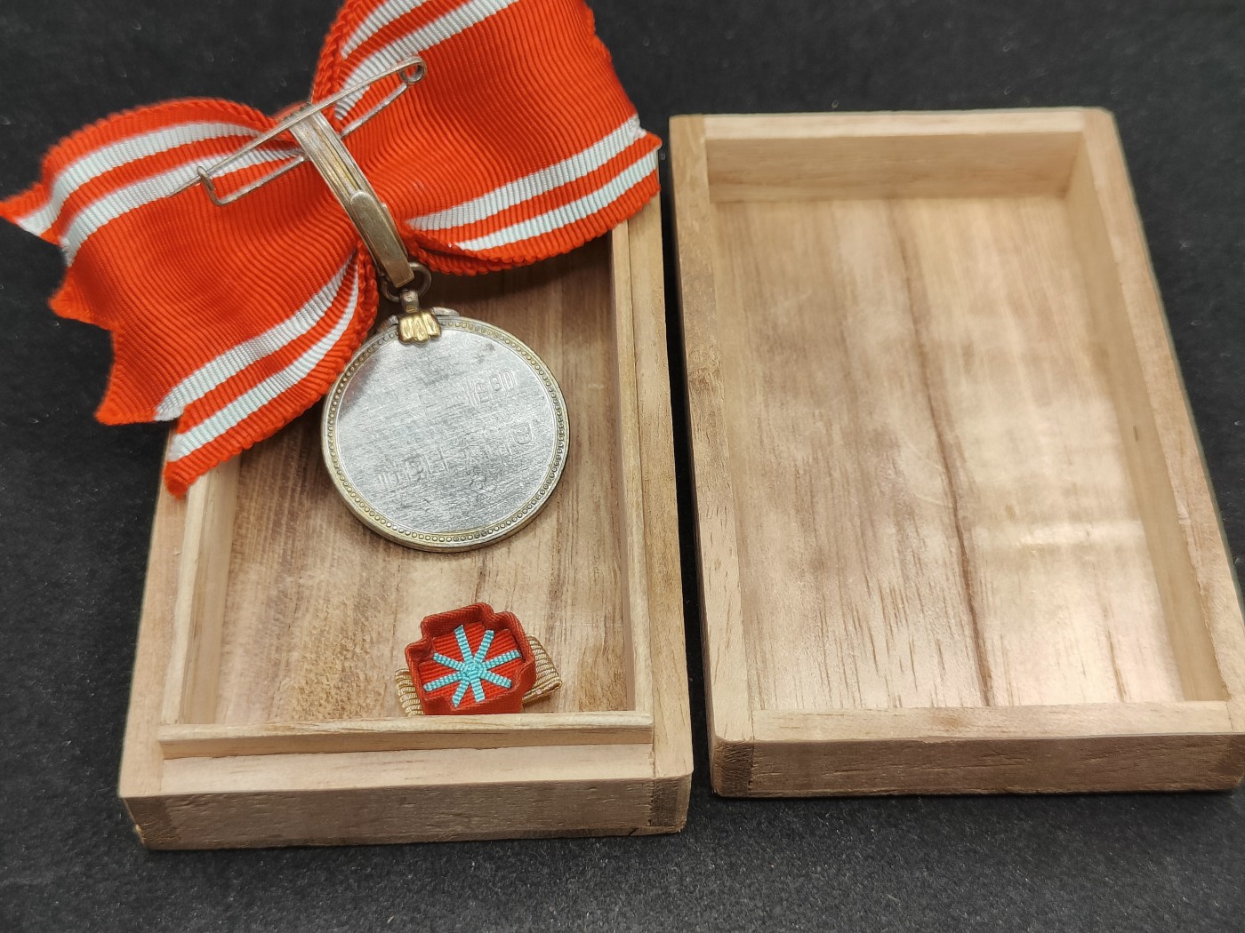 全场0元起拍 第85期 咸鱼国勋章拍卖专场 8月27日（周日）下午6：00开始 日本赤十字金色特别社员章 带盒略