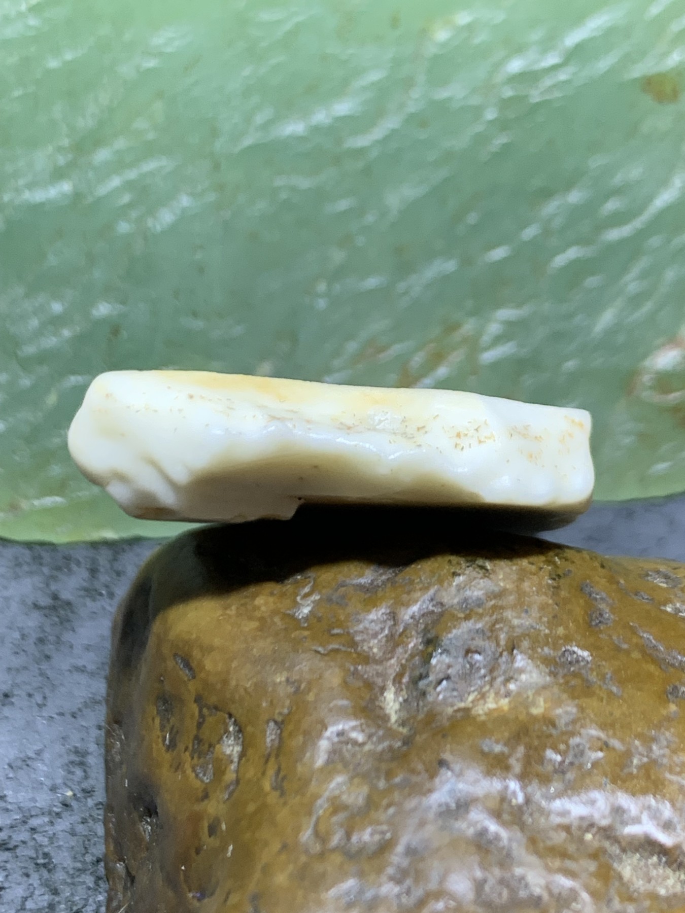 精美戈壁彩玉手工俏色巧雕佛字原石吊坠一个！