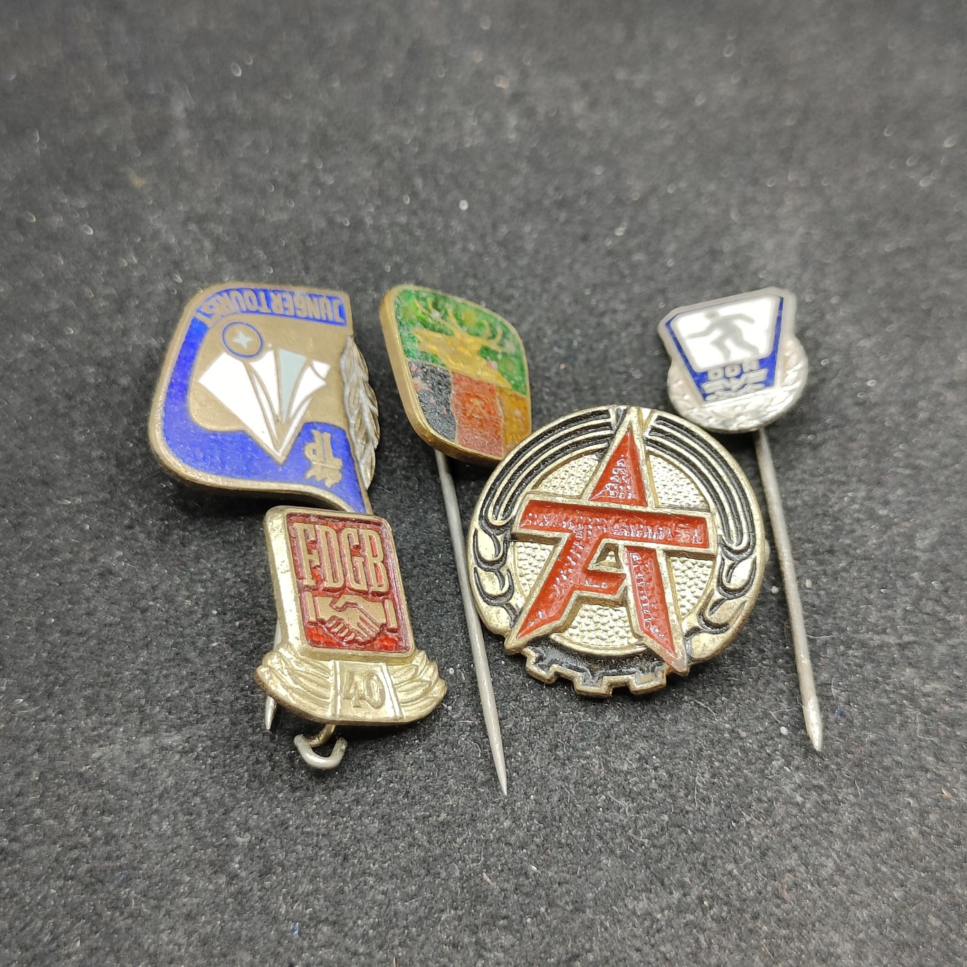 全场0元起拍 第85期 咸鱼国勋章拍卖专场 8月27日（周日）下午6：00开始 东德徽章一组五个