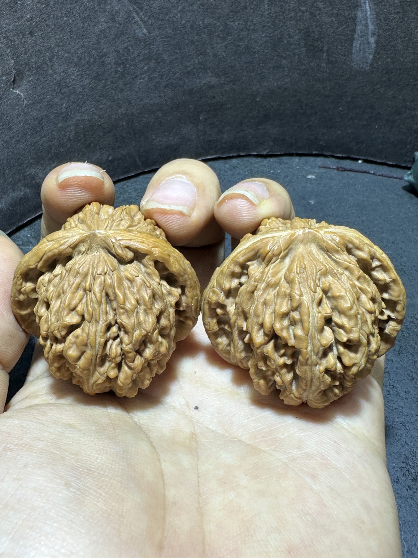 精美四座楼狮子头文玩核桃一对