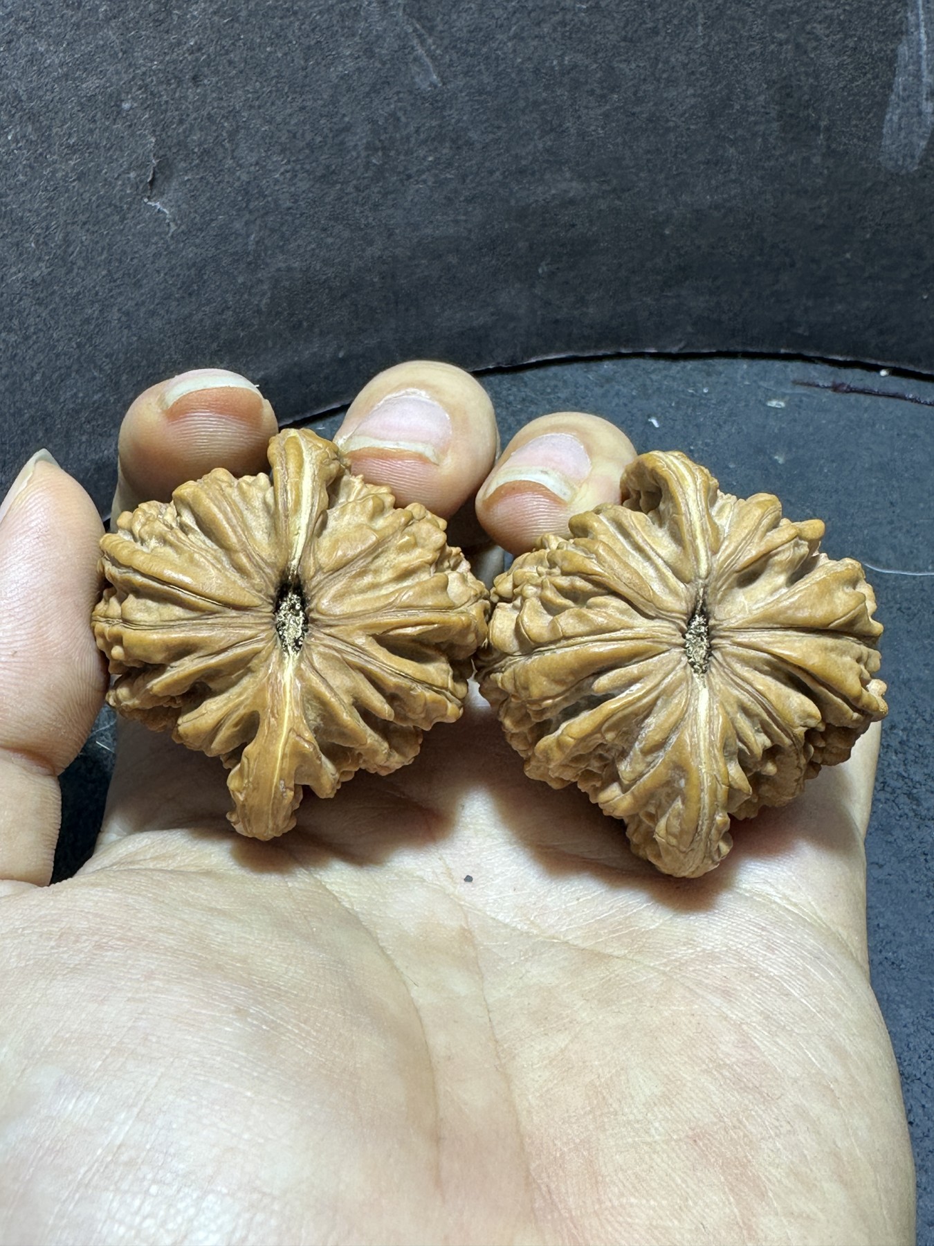 精美四座楼狮子头文玩核桃一对