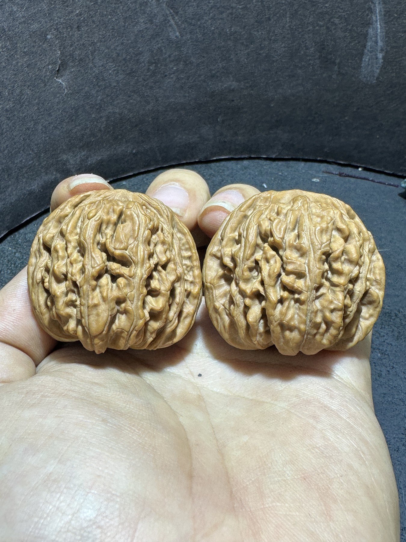 精美四座楼狮子头文玩核桃一对