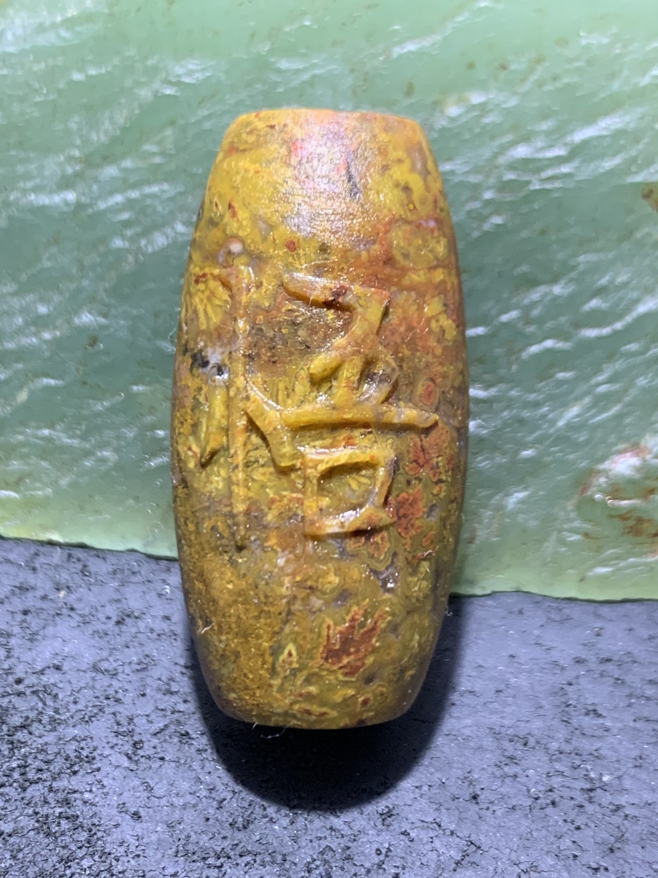 精美黄金草花纹亚光战国红玛瑙手工雕刻悟字桶珠一个，