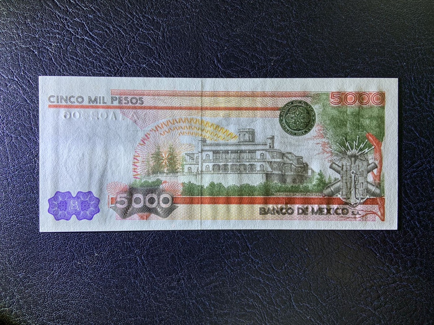 收藏联盟Quantum Auction 第284期拍卖  墨西哥1980年5000比索 品相全新UNC 首发冠千位号 非常稀少 票面自然油墨收缩 查普特佩克城堡