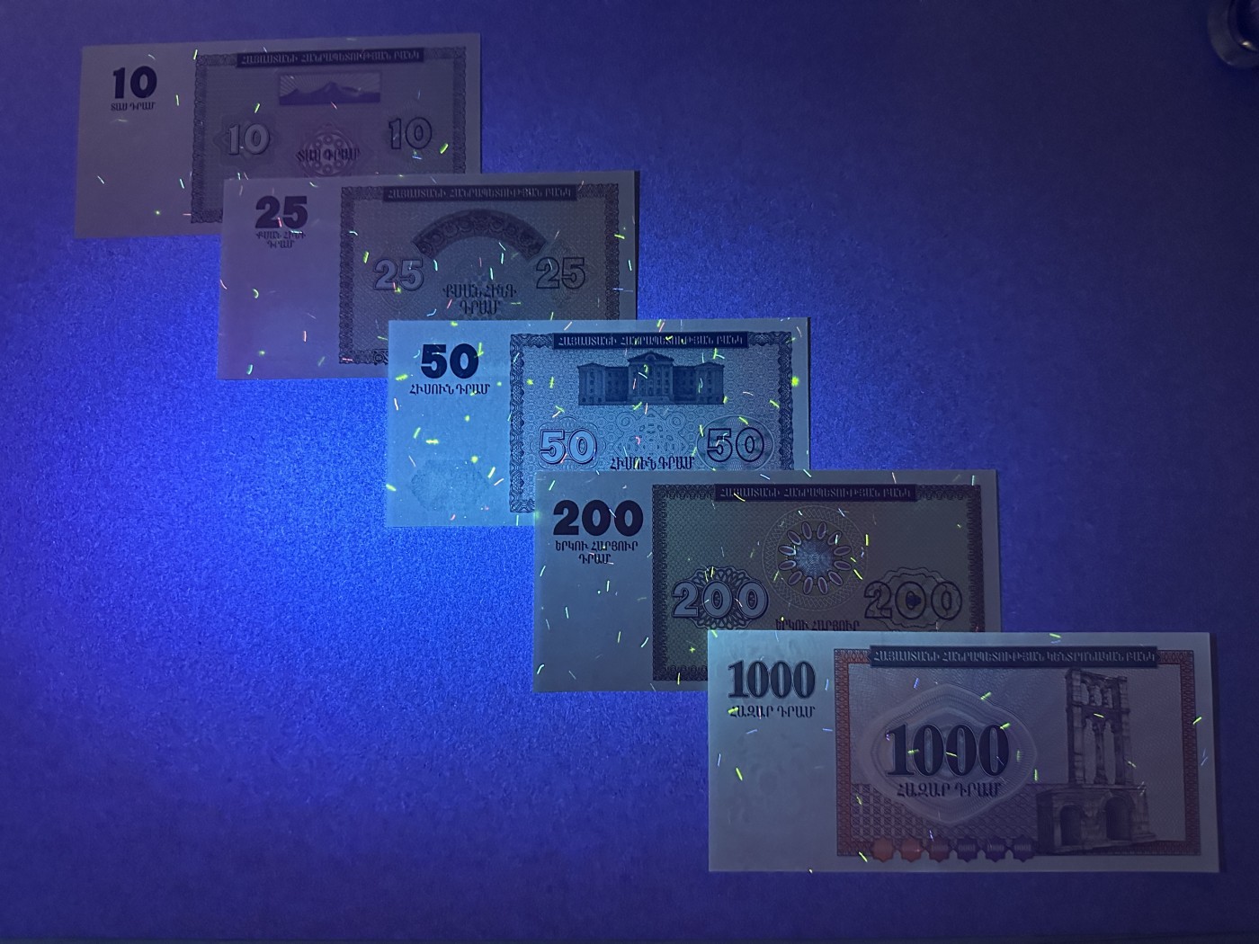《张总收藏》116期-外币精品荟萃 亚美尼亚10-1000德拉姆5张 UNC 1993-1995年版 200、1000边缘轻微荧光