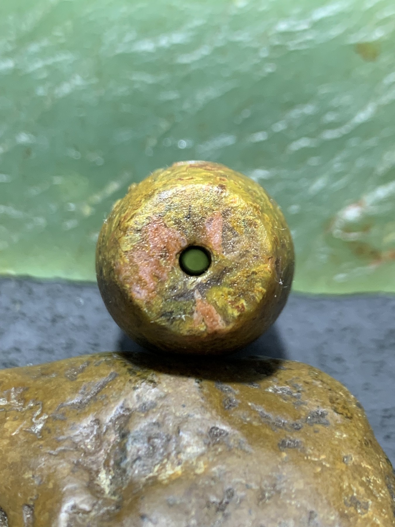 精美黄金草花纹亚光战国红玛瑙手工雕刻悟字桶珠一个，