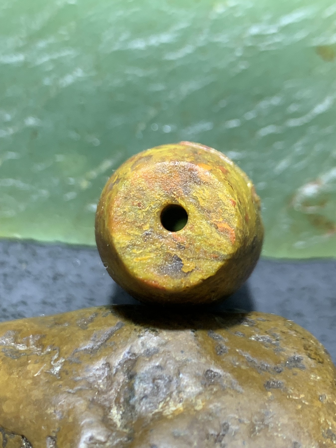 精美黄金草花纹亚光战国红玛瑙手工雕刻悟字桶珠一个，