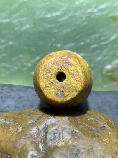 精美黄金草花纹亚光战国红玛瑙手工雕刻悟字桶珠一个， 精美黄金草花纹亚光战国红玛瑙手工雕刻悟字桶珠一个，