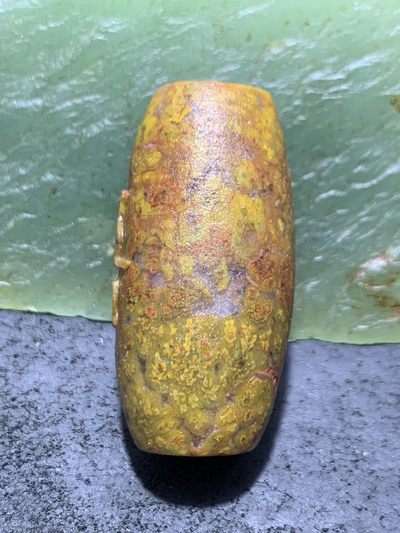 精美黄金草花纹亚光战国红玛瑙手工雕刻悟字桶珠一个， 精美黄金草花纹亚光战国红玛瑙手工雕刻悟字桶珠一个，