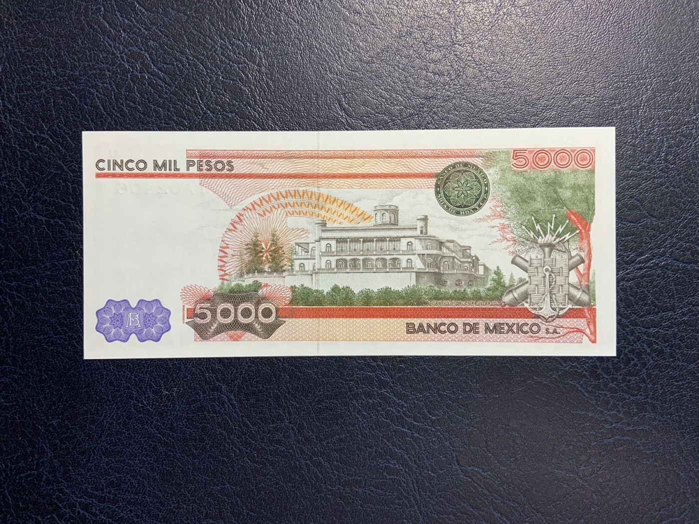 收藏联盟Quantum Auction 第284期拍卖  墨西哥1980年5000比索 品相全新UNC 首发冠千位号 非常稀少 票面自然油墨收缩 查普特佩克城堡