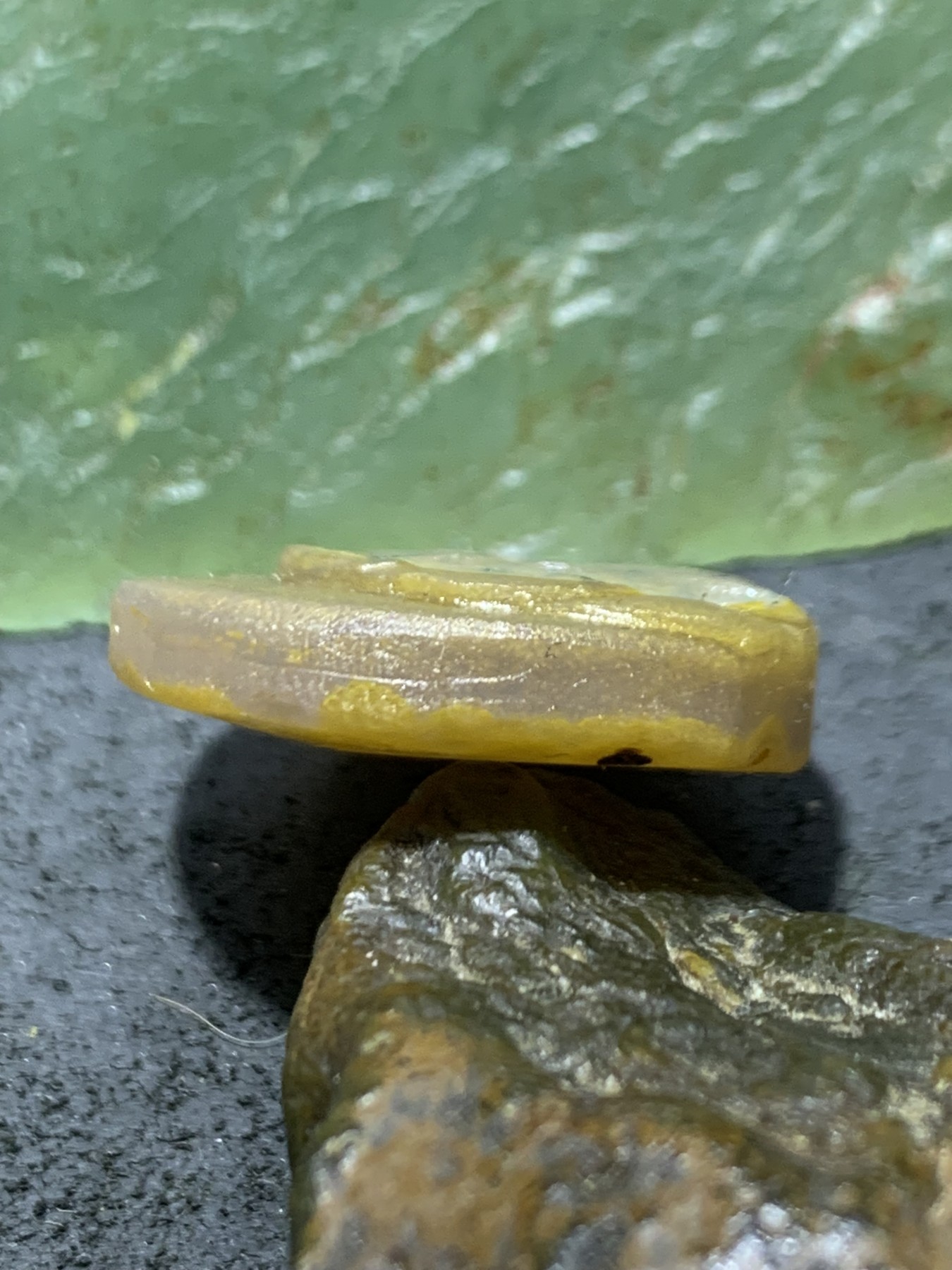 精美亚光高玉化冻料飘金沙绿沙双色沙蒙料战国红玛瑙手工俏色巧雕富贵有余吊坠一个！