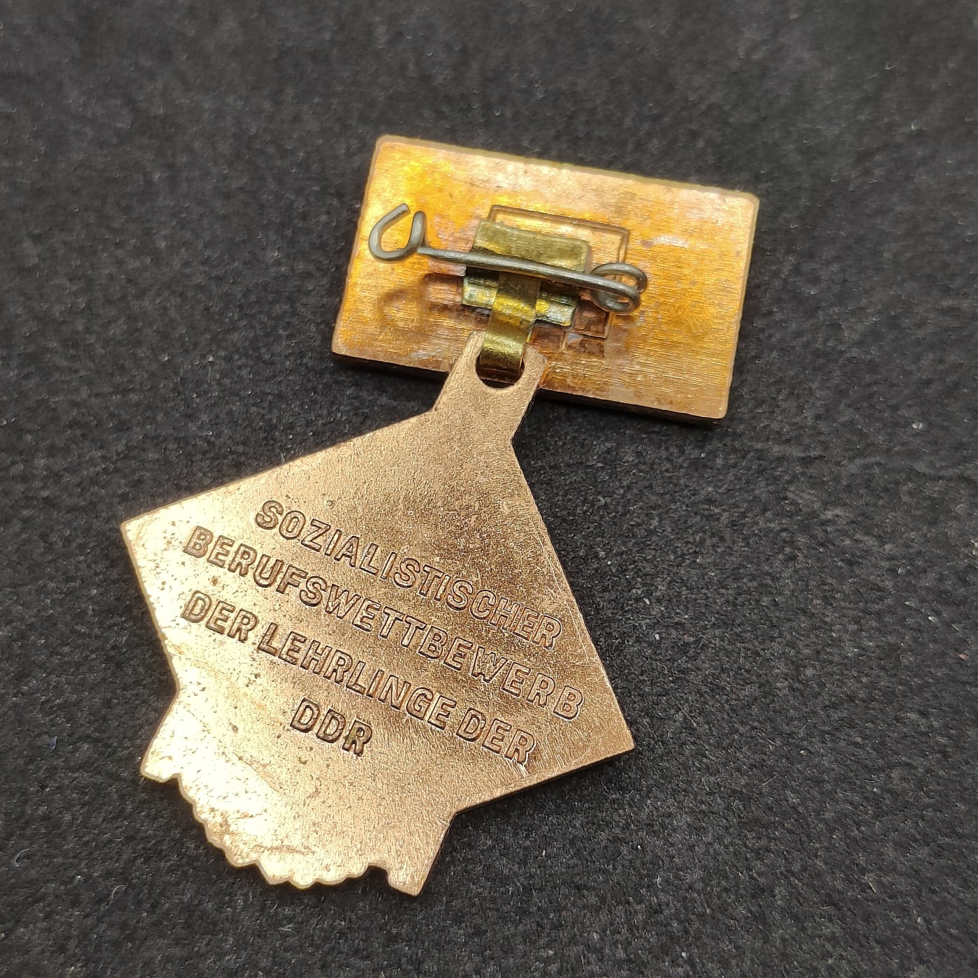 全场0元起拍 第86期 咸鱼国勋章拍卖专场 8月30日（周三）下午6：00开始 东德社會主義競賽模範學習集體獎章