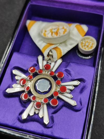 全场0元起拍 第86期 咸鱼国勋章拍卖专场 8月30日（周三）下午6：00开始 - 日本四等瑞宝章 银制带盒略 珐琅无损
