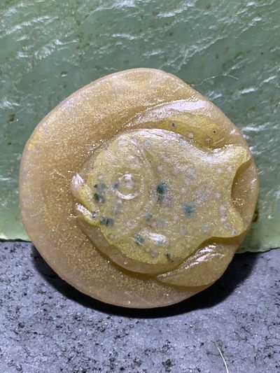 精美亚光高玉化冻料飘金沙绿沙双色沙蒙料战国红玛瑙手工俏色巧雕富贵有余吊坠一个！ - 精美亚光高玉化冻料飘金沙绿沙双色沙蒙料战国红玛瑙手工俏色巧雕富贵有余吊坠一个！
