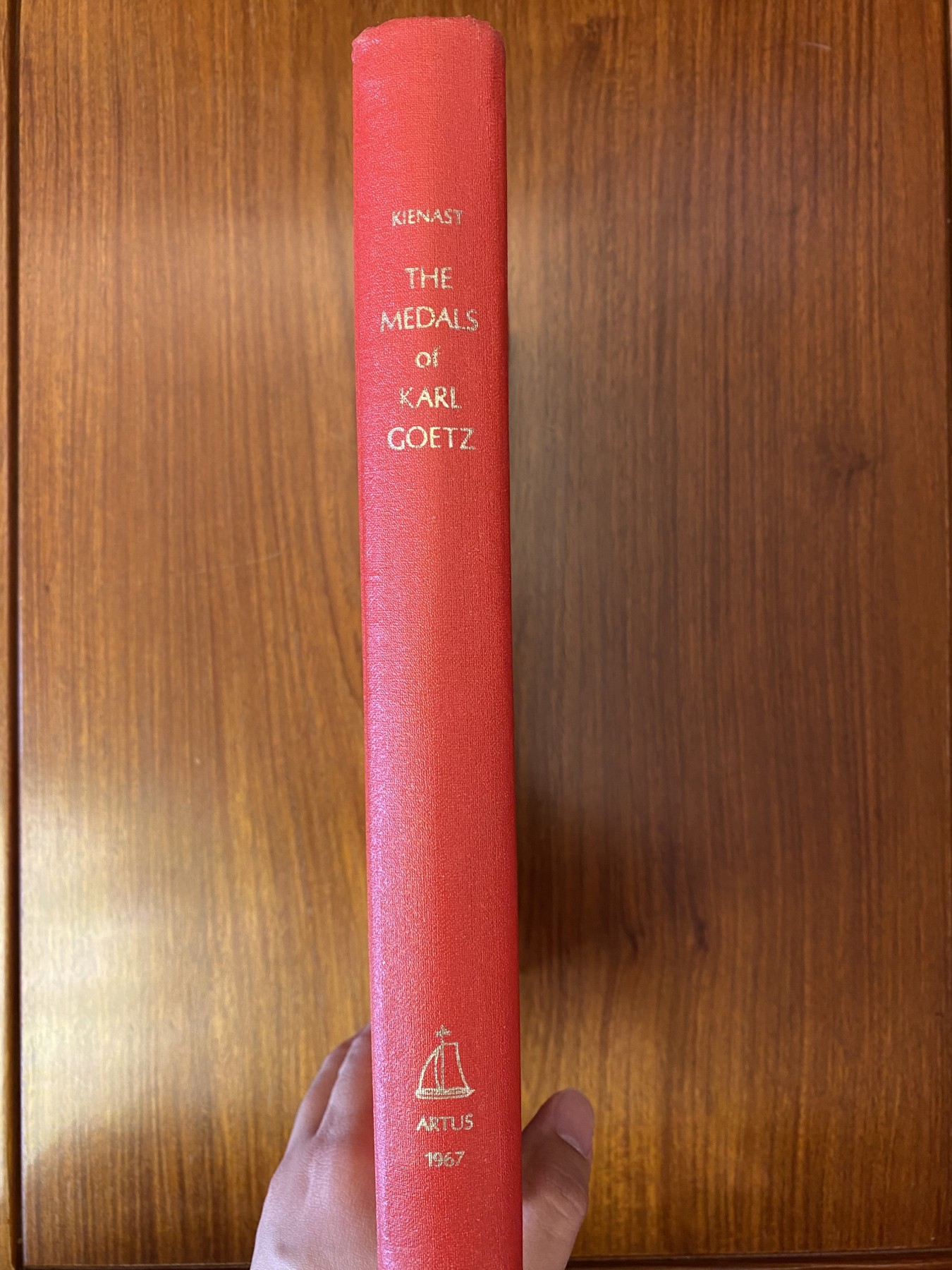 万国钱币拍卖第014期（奢华币宴第一季） 全新卡尔哥茨章牌目录，1967原版，限量500本，作者亲签，此本编号467，难得一见的收藏佳品。（顺丰包邮到家）