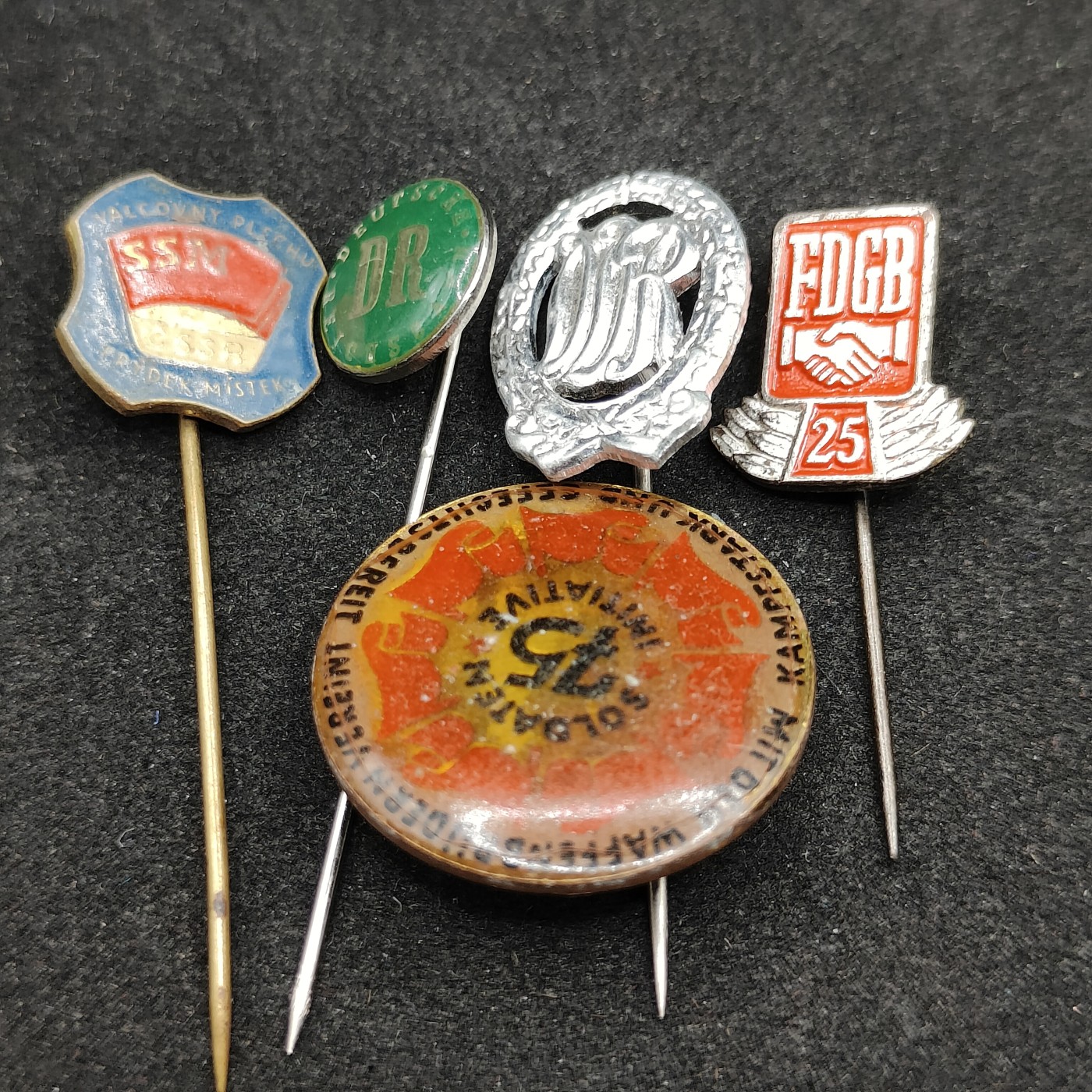 全场0元起拍 第86期 咸鱼国勋章拍卖专场 8月30日（周三）下午6：00开始 东德徽章一组