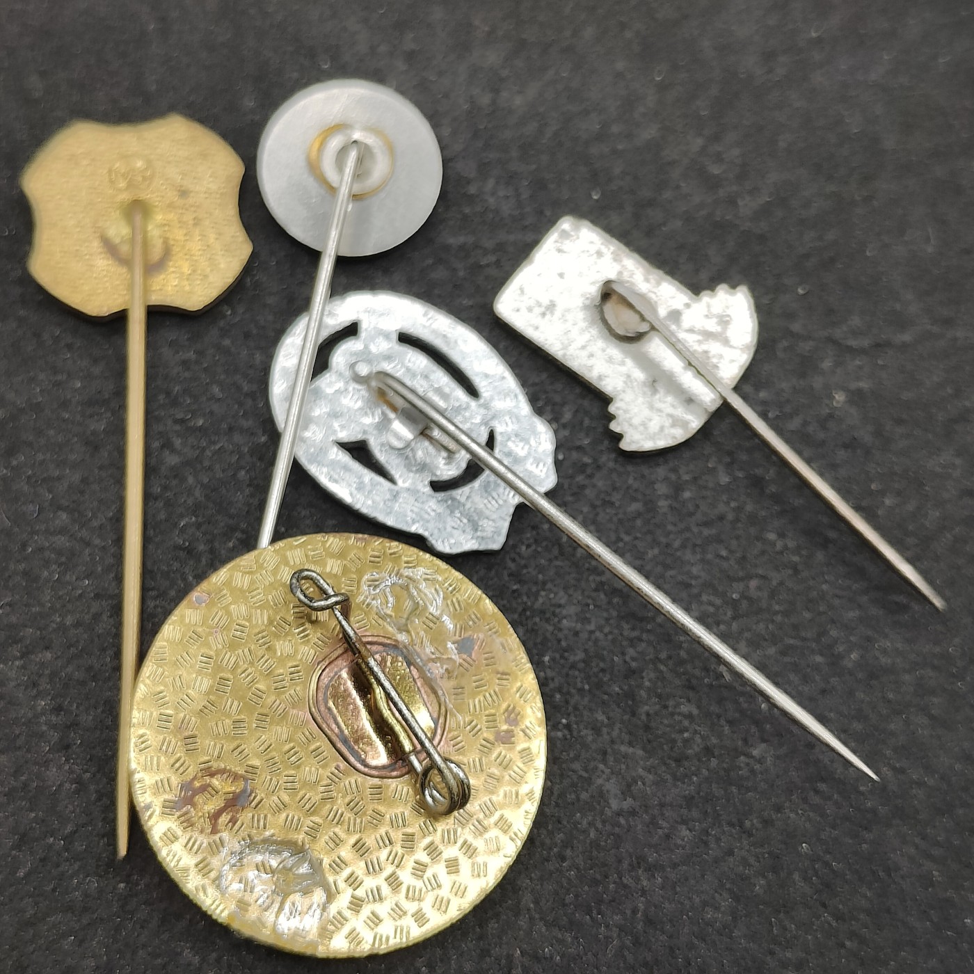 全场0元起拍 第86期 咸鱼国勋章拍卖专场 8月30日（周三）下午6：00开始 东德徽章一组