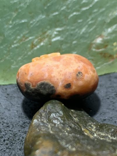 精美亚光高玉化原皮战国红玛瑙手工雕刻义字随形吊坠一颗！ 精美亚光高玉化原皮战国红玛瑙手工雕刻义字随形吊坠一颗！