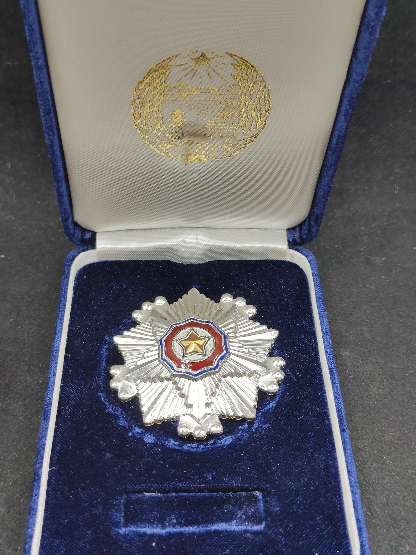 全场0元起拍 第86期 咸鱼国勋章拍卖专场 8月30日（周三）下午6：00开始 朝总联版烫金国徽盒 三级国旗勋章