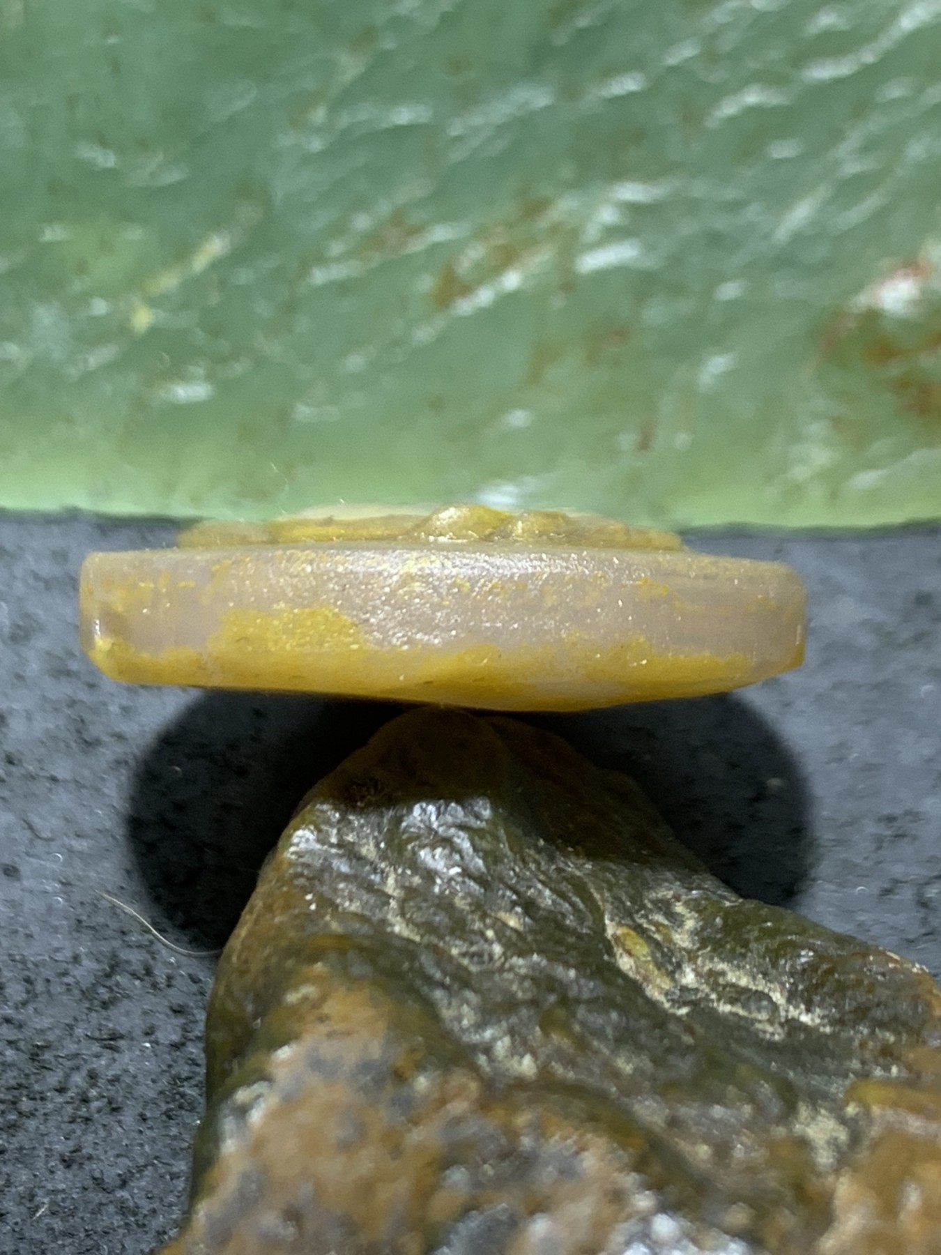 精美亚光高玉化冻料飘金沙绿沙双色沙蒙料战国红玛瑙手工俏色巧雕富贵有余吊坠一个！