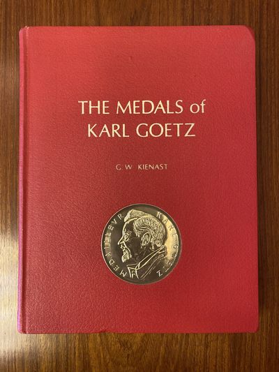 万国钱币拍卖第014期（奢华币宴第一季） - 全新卡尔哥茨章牌目录，1967原版，限量500本，作者亲签，此本编号467，难得一见的收藏佳品。（顺丰包邮到家）