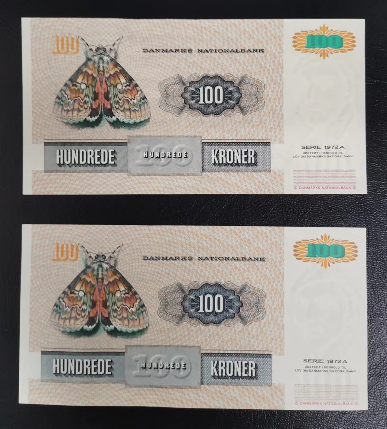《张总收藏》116期-外币精品荟萃 (2张一组)丹麦1995年F4冠100克朗 Pick#54e(2) / 1995年F0冠100克朗Pick#54项下，2张均为AU品相，测光下有轻微软折