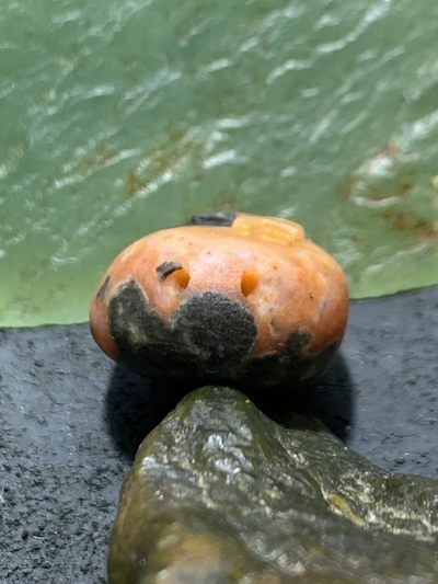 精美亚光高玉化原皮战国红玛瑙手工雕刻义字随形吊坠一颗！ 精美亚光高玉化原皮战国红玛瑙手工雕刻义字随形吊坠一颗！