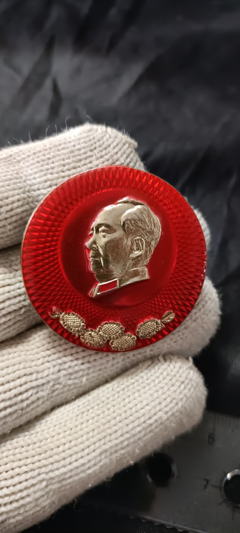 全场0起0押金！ 精品像章，红色文献！ 少见大背头葵花花纹章