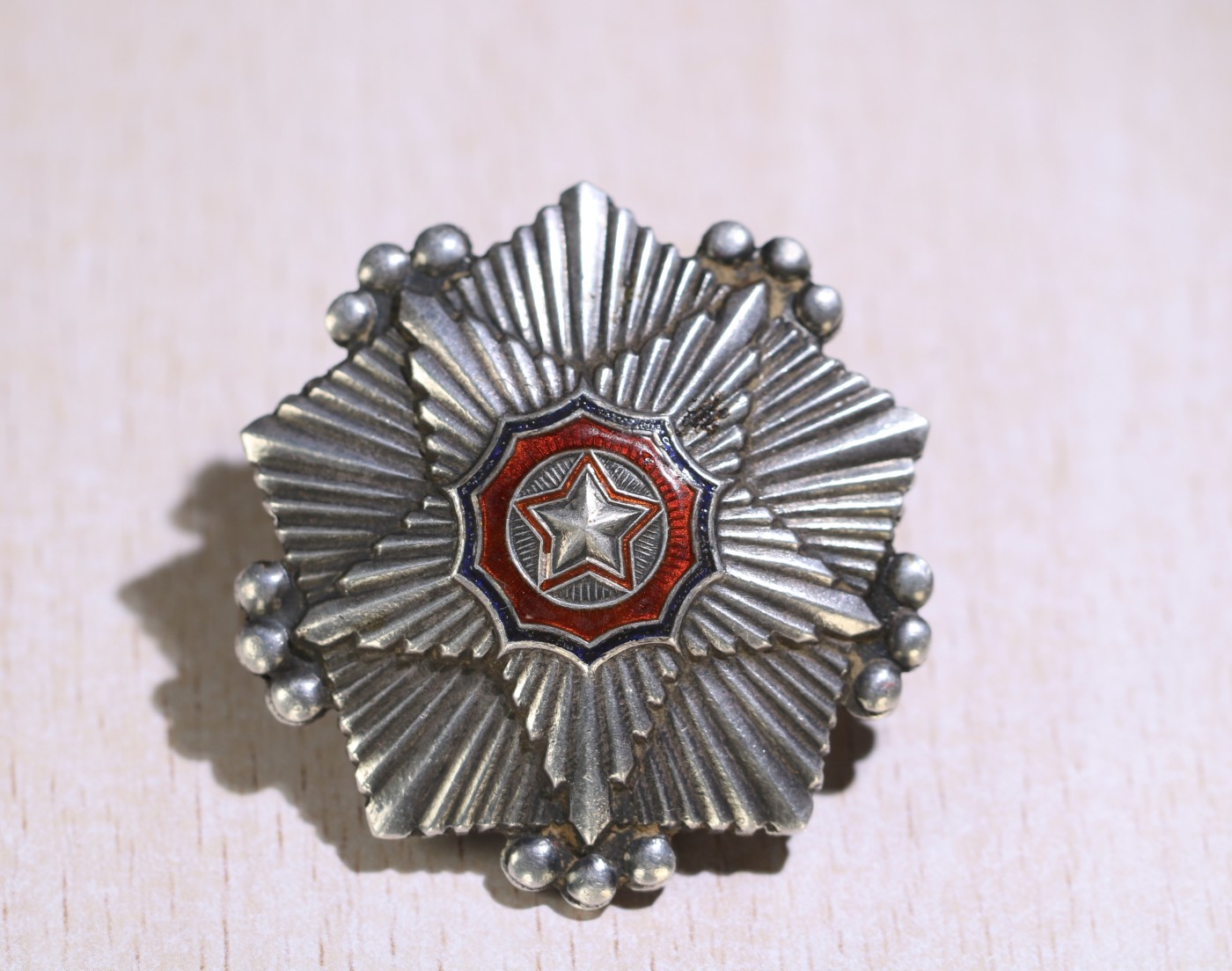 大猫徽章拍卖 第231期  朝鲜🇰🇵三级国旗勋章 珐琅修补 银质小轮