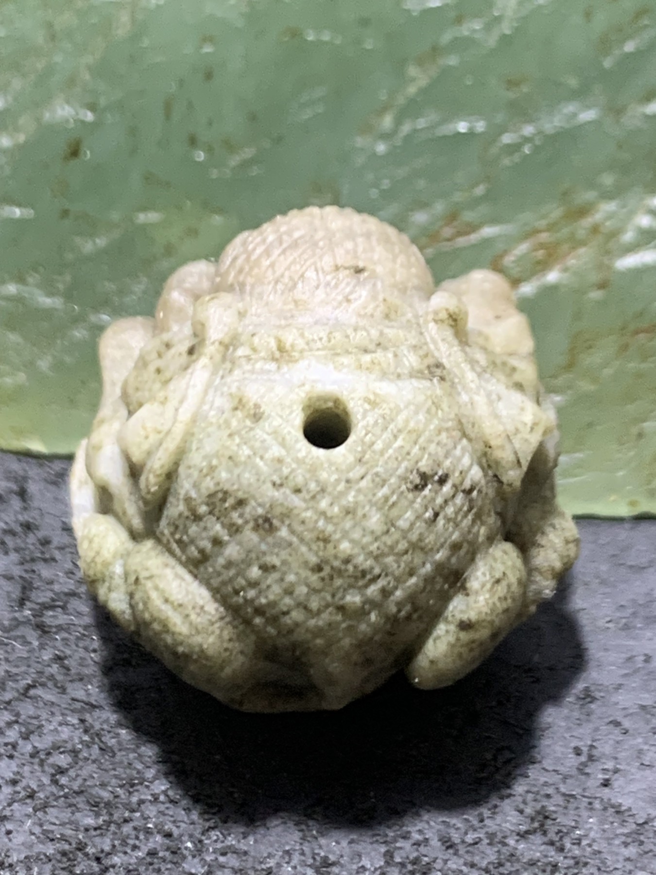 精美戈壁彩玉手工满工雕刻大象钱币珠一个！寓意：富贵吉祥，