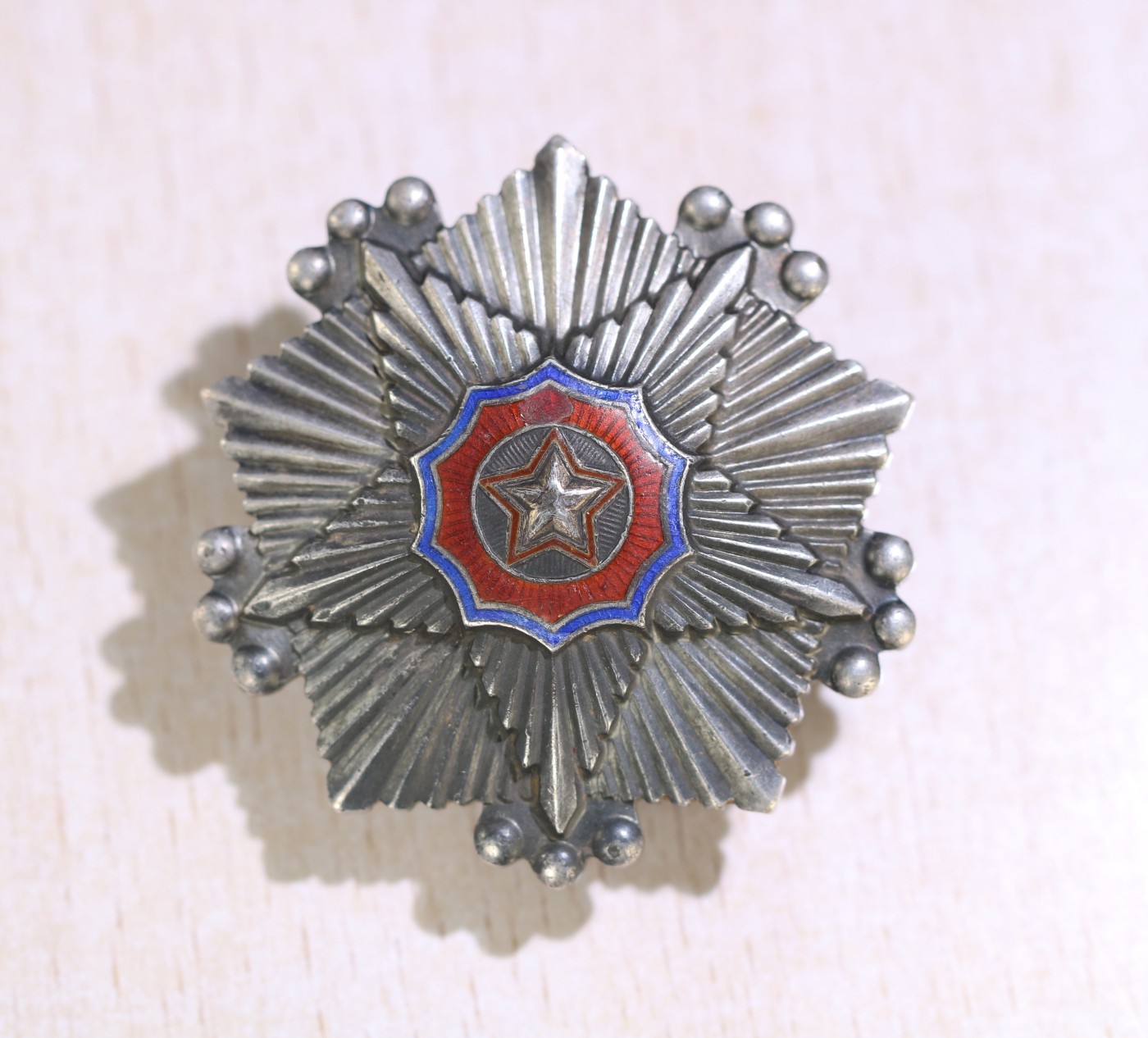 大猫徽章拍卖 第231期  朝鲜🇰🇵三级国旗勋章 银质大轮