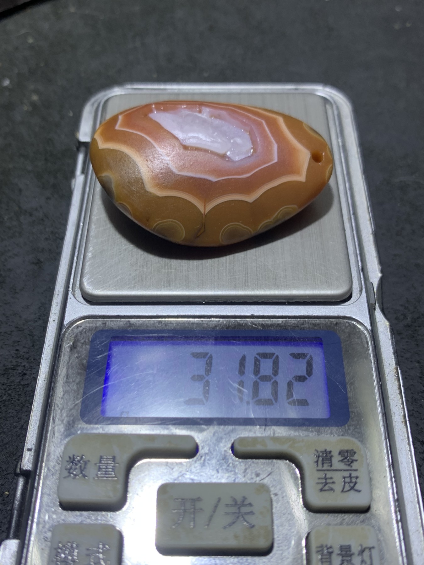 精美原皮天眼纹拉丝料战国红玛瑙手工俏色巧雕无相佛意境随形吊坠件（把件）一个