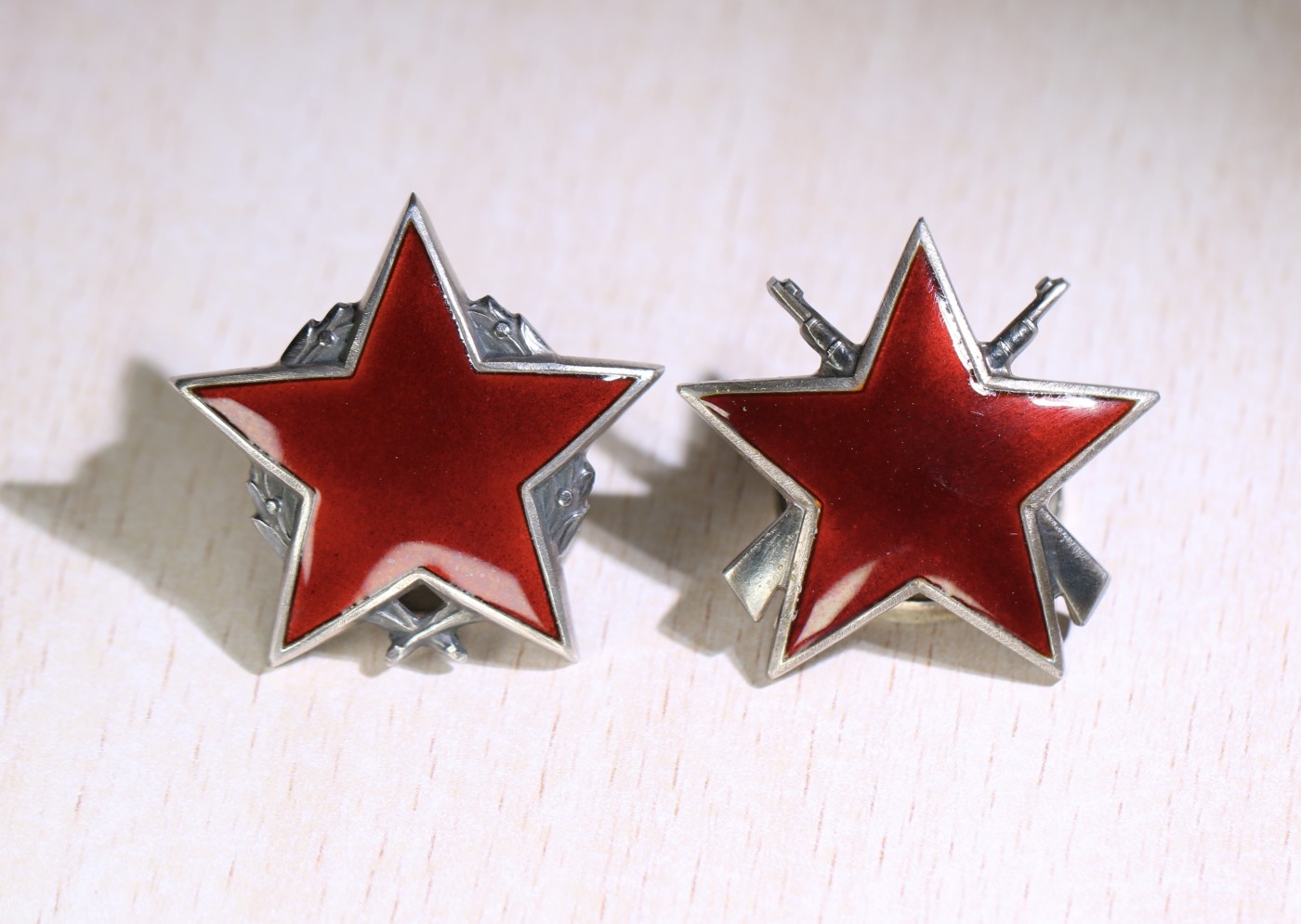 大猫徽章拍卖 第231期  南斯拉夫游击队之星勋章2、3级一组 号码棒